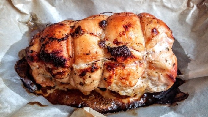 Il pastrami di petto di pollo è un sostituto salutare della salsiccia acquistata in negozio in un'ora di cottura attiva.