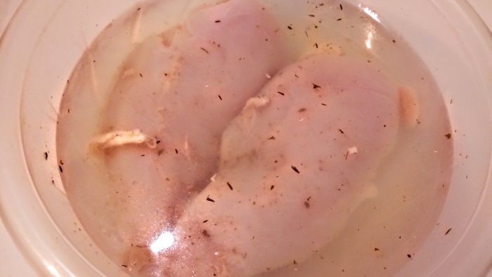 Il pastrami di petto di pollo è un sostituto salutare della salsiccia acquistata in negozio in un'ora di cottura attiva.