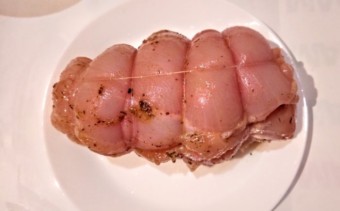 Il pastrami di petto di pollo è un sostituto salutare della salsiccia acquistata in negozio in un'ora di cottura attiva.