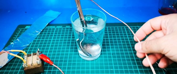 Sådan laver du en flydende diode af en ske med vand og sodavand