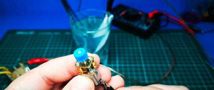 Cómo hacer un diodo líquido con una cucharada de agua y refresco.