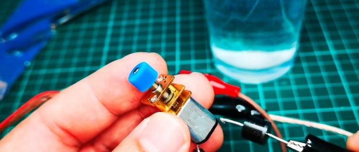 Come realizzare un diodo liquido da un cucchiaio di acqua e soda
