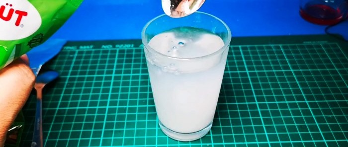 Come realizzare un diodo liquido da un cucchiaio di acqua e soda