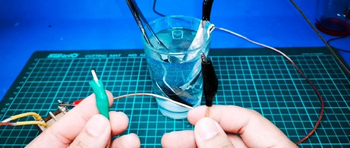 Come realizzare un diodo liquido da un cucchiaio di acqua e soda