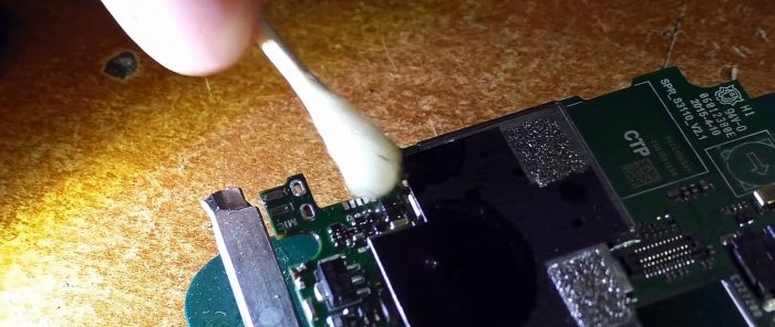 Com canviar un connector micro USB amb un soldador sense assecador de cabells