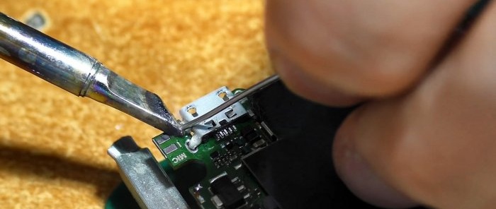 كيفية تغيير موصل USB الصغير بمكواة لحام بدون مجفف شعر
