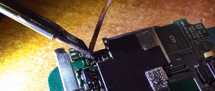 Cómo cambiar un conector micro USB con un soldador sin secador de pelo