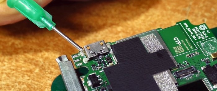 Kako promijeniti mikro USB konektor pomoću lemilice bez sušila za kosu