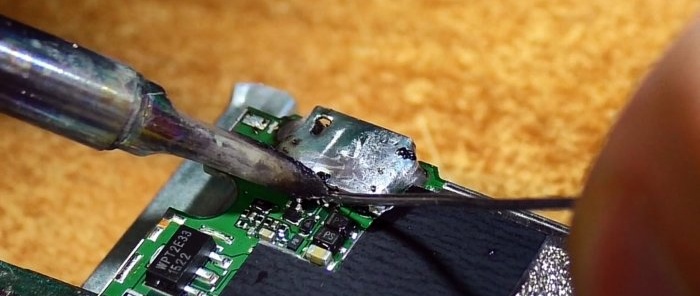 Come cambiare un connettore micro USB con un saldatore senza asciugacapelli