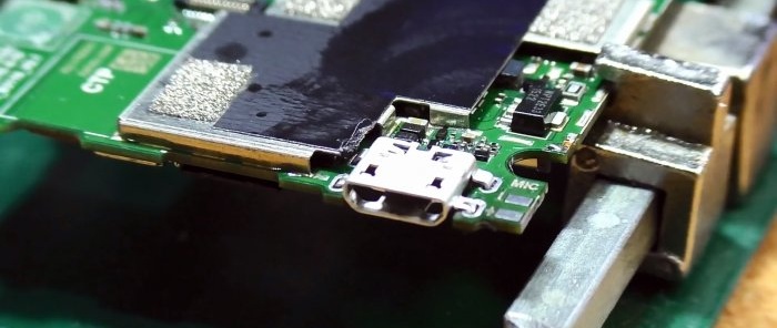 Cum se schimbă un conector micro USB cu un fier de lipit fără uscător de păr