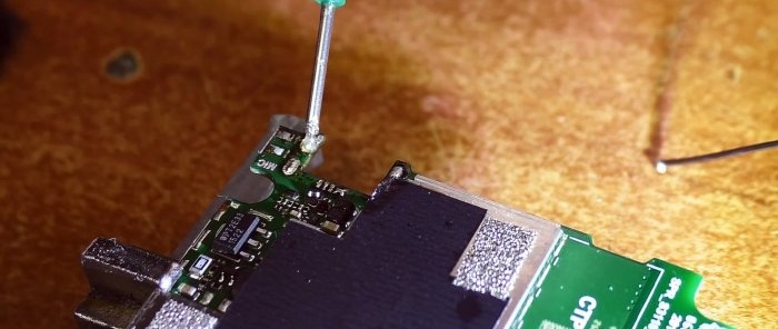 Hur man byter en mikro-USB-kontakt med en lödkolv utan hårtork