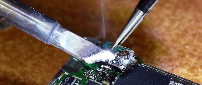 Kā nomainīt mikro USB savienotāju ar lodāmuru bez matu žāvētāja