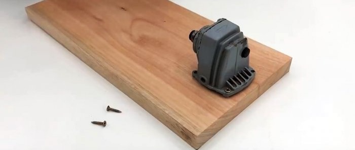 Mini torno de una amoladora y un taladro rotos