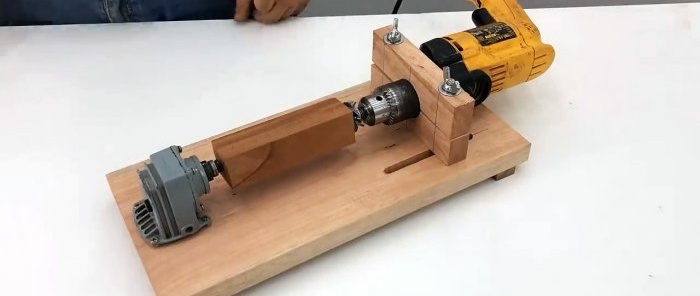 Mini torno de una amoladora y un taladro rotos