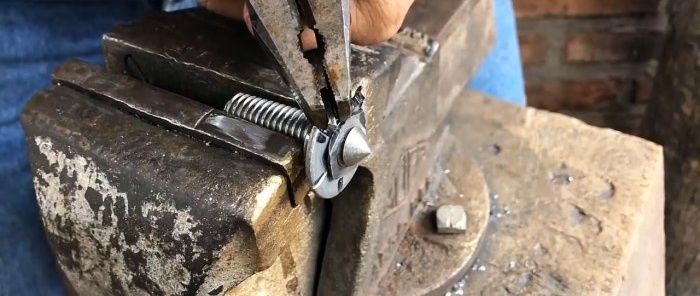 Mini torno de una amoladora y un taladro rotos