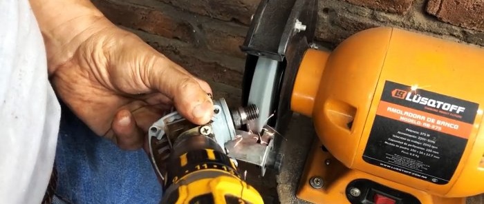 Mini torno de una amoladora y un taladro rotos