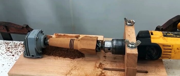 Mini torno de una amoladora y un taladro rotos