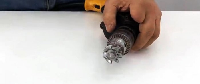 Mini torno de una amoladora y un taladro rotos