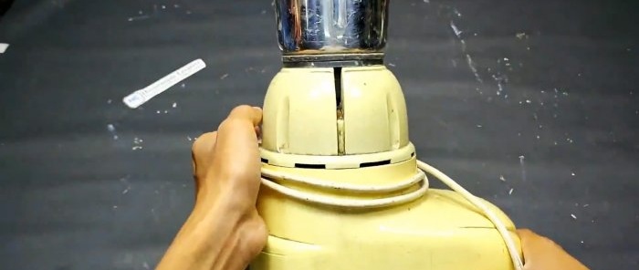 Napakahusay na homemade water pump mula sa isang lumang blender
