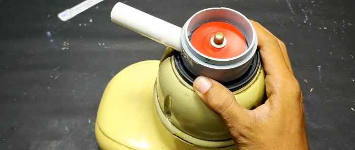 Puissante pompe à eau faite maison à partir d'un vieux mixeur