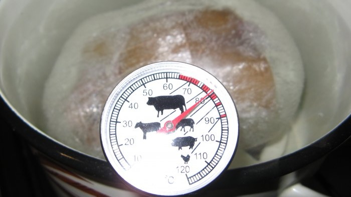 Un simple rotlle de garrot de porc per als nous a l'elaboració de carn.