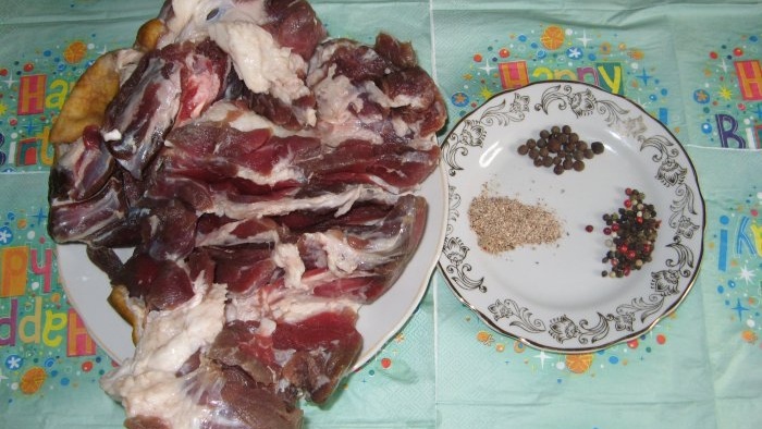 Једноставна ролница од свињске кољенице за оне који су нови у прављењу деликатесног меса.