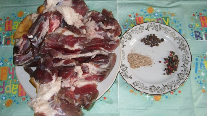 Un rollo de pierna de cerdo simple para aquellos nuevos en la elaboración de carnes frías.