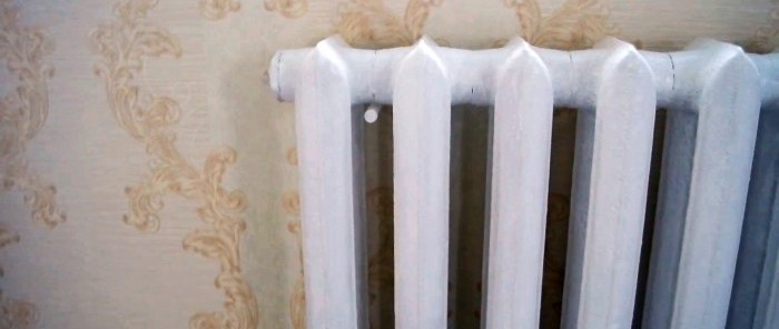 Cara terbaik untuk menggantung kertas dinding di belakang radiator dengan melaraskan corak