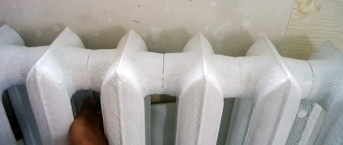 Hoe je behang idealiter achter een radiator kunt ophangen door het patroon aan te passen