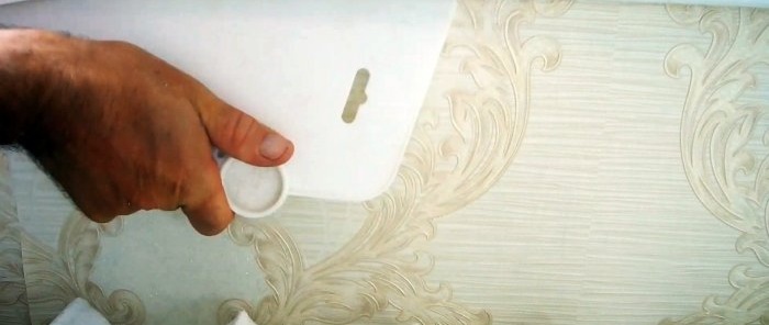 Cómo colgar idealmente papel tapiz detrás de un radiador ajustando el patrón