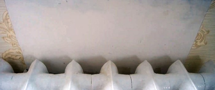 Cara terbaik untuk menggantung kertas dinding di belakang radiator dengan melaraskan corak