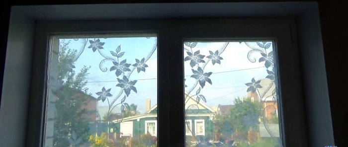 Tại sao lại dán vải tuyn lên cửa sổ thay vì rèm? Mẹo thần kỳ cho tầng một