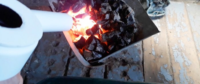 Jak vyrobit elektrický dmychadlo na dřevěné uhlí na grilování
