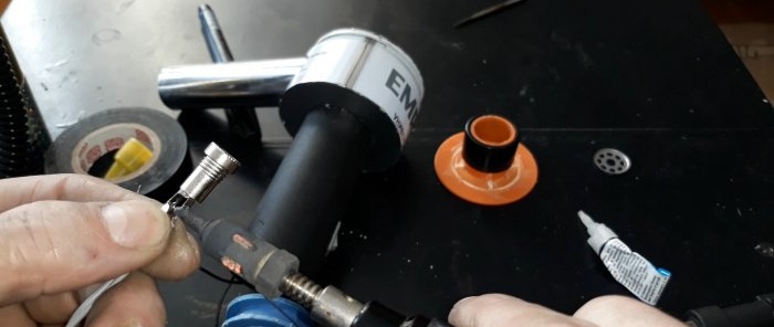 Ako vyrobiť elektrický dúchadlo na drevené uhlie na grilovanie