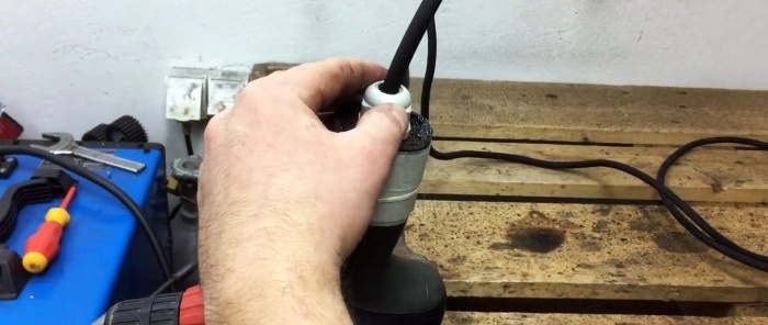 Kā lietot skrūvgriezi ar tukšu akumulatoru