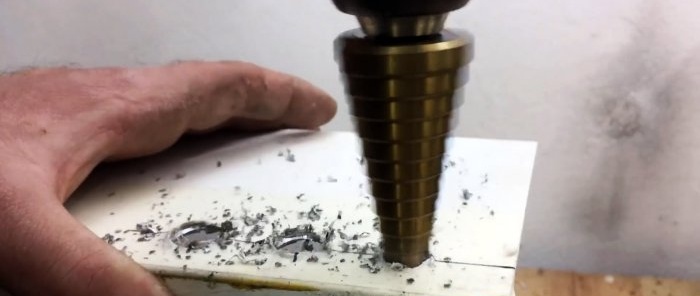 Cara menggunakan pemutar skru dengan bateri yang mati