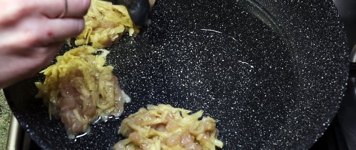 Γρήγορο δείπνο με πατάτες στήθους και κρεμμύδια σε ένα τηγάνι