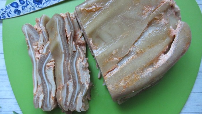 Les orelles de porc premsades són un aperitiu econòmic però molt saborós per a qualsevol ocasió.
