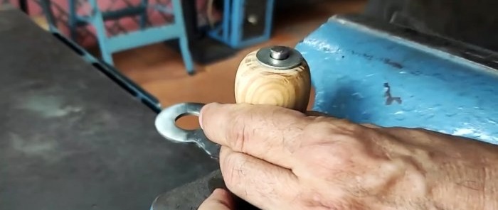 Kézi fúró egy régi köszörű hajtóművéből