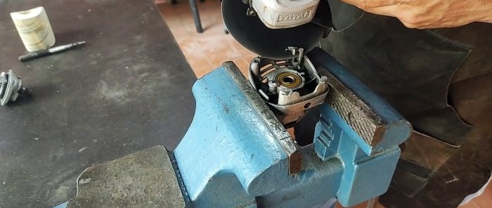 Hand drill mula sa gearbox ng isang lumang gilingan