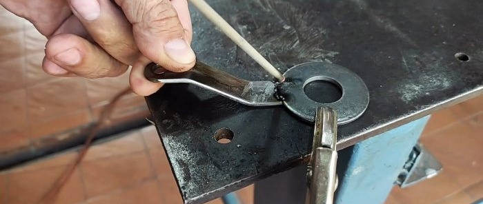 Handbohrmaschine aus dem Getriebe einer alten Schleifmaschine