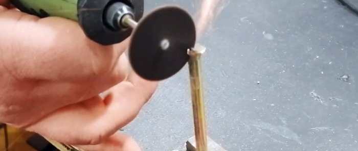 Hvordan lage en håndtaksholder for skalpellblader fra en ankerbolt