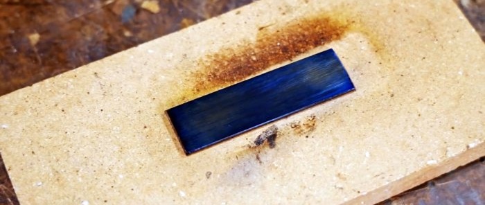 Simple blau i recobriment de llautó d'acer a casa
