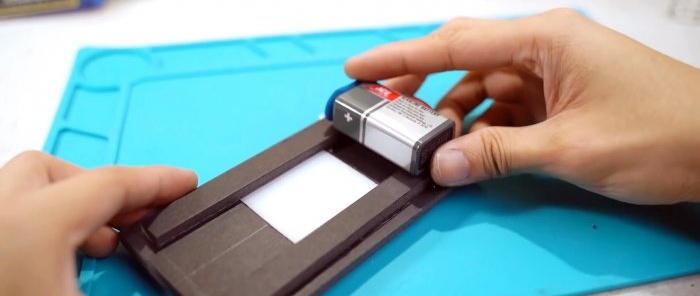 Comment numériser un film photographique à l'aide d'un scanner fait maison et d'un smartphone