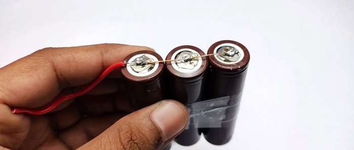Cum se face o baterie Li-ion de 12 V dintr-o baterie de laptop și conductă din PVC