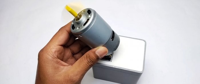 Kaip pagaminti 12 V ličio jonų akumuliatorių iš nešiojamojo kompiuterio akumuliatoriaus ir PVC vamzdžio