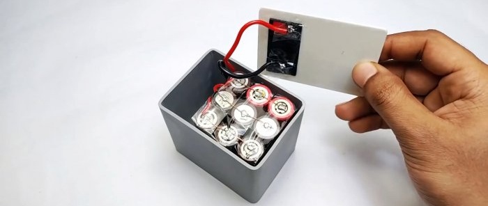 Jak vyrobit 12 V Li-ion baterii z baterie notebooku a PVC trubky