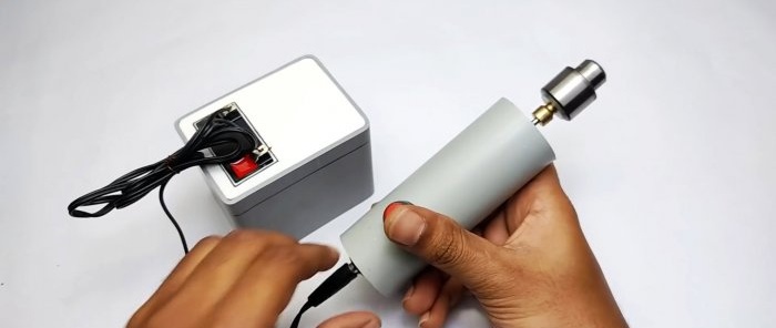 Como fazer uma bateria de íon-lítio de 12 V com uma bateria de laptop e um tubo de PVC