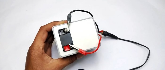 Hoe maak je een 12 V Li-ion-batterij van een laptopbatterij en PVC-buis