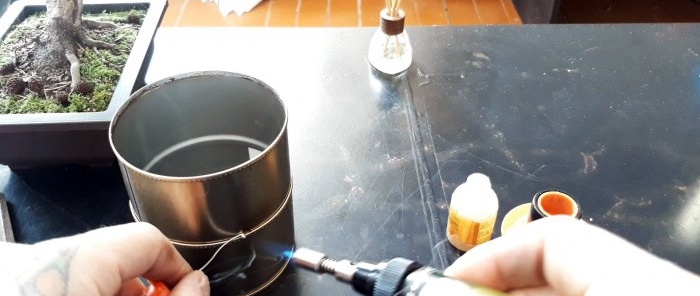 Πώς να κολλήσετε μια φιάλη Βαρέλι από κονσέρβες